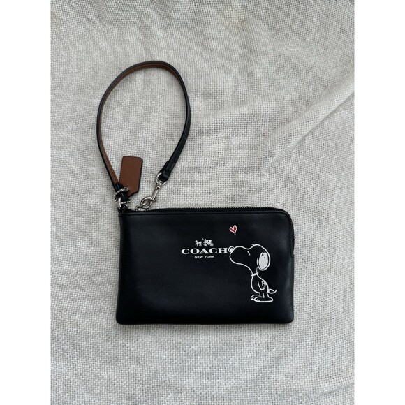 COACH x Peanuts Snoopy Wristlet Leather F65193 - Picture 2 of 6